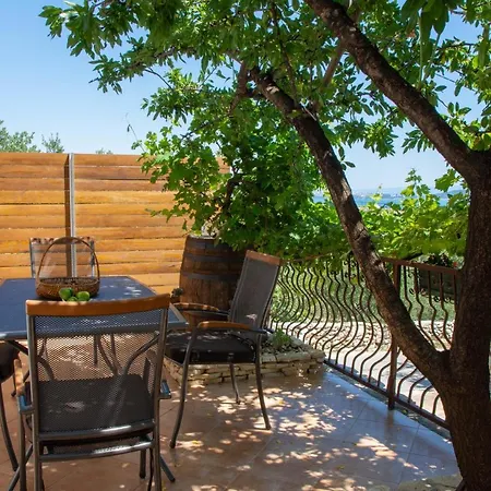 Plum * Kaštel Stari